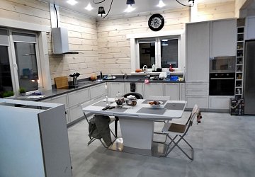 Угловая кухня модерн с островом Леон Бьянка пленка/МДФ РН180602