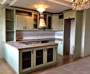 П-образная кухня неоклассика Массив ясеня фисташковый прованс1