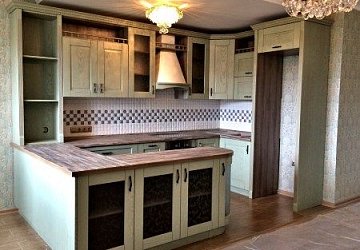 П-образная кухня неоклассика Массив ясеня фисташковый прованс