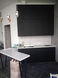 Угловая кухня лофт с барной стойкой Fenix пластик/МДФ РЧ191003