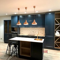 Прямая кухня неоклассика с островом Массив ясеня