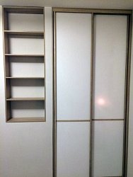 Шкаф-купе 2 двери Светлое ЛДСП / Полки в нишу1