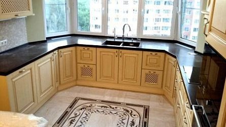 П-образная кухня классика Массив ясеня, эркер на кухне 1