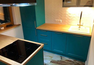 Угловая кухня неоклассика с островом Эйвон эмаль/МДФ ЛЛ190901