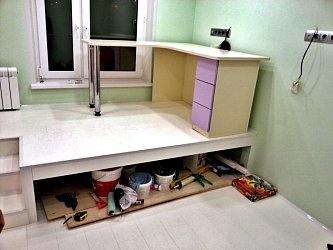 Компьютерный стол с фиолетовыми фасадами1