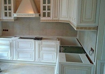 Угловая кухня неоклассика Массив ясеня с золотой патиной1