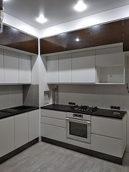 Угловая кухня модерн МДФ эмаль AMZ407 гл / RAL9003 матовая РК2007021