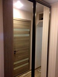 Шкаф-купе две двери зеркальный в прихожую1