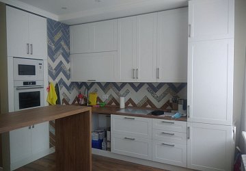 Прямая кухня неоклассика с порталоми столом Трент пленка/МДФ ЛК191202