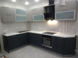 Угловая кухня модерн Fenix Beige/Grigio пластик/МДФ ИП1911011