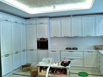 П-образная кухня с отдельно стоящим шкафом неоклассика Массив дуба1