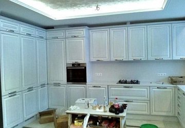 П-образная кухня с отдельно стоящим шкафом неоклассика Массив дуба