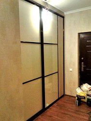Гардеробная п образная + Двери купе крашеное стекло1