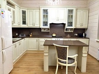 Угловая кухня с островом классика Массив ясеня1
