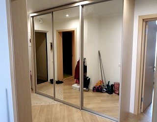 Шкаф-купе в прихожую трехдверный, зеркальные двери1