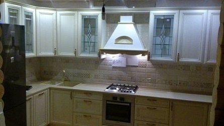 Угловая кухня классика Массив ольхи1