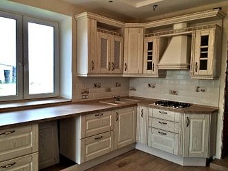 Угловая кухня прованс с отдельным шкафом Шпон 1