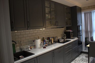 Прямая кухня неоклассика с двумя шкафами Массив ясеня ЛП1910011