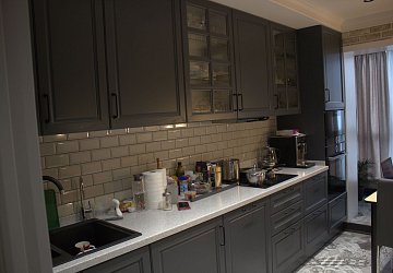 Прямая кухня неоклассика с двумя шкафами Массив ясеня ЛП191001