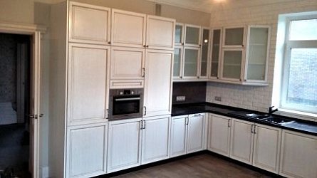 Угловая кухня неоклассика Массив дуба белая1