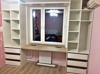 Детская комната со шкафами, стол вместо подоконника1