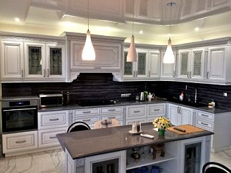 Угловая кухня прованс с островом Массив дерева1