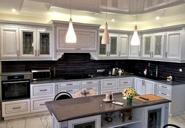 Угловая кухня прованс с островом Массив дерева