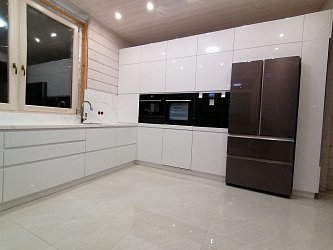 Угловая кухня с островом эмаль МДФ КВ1 RAL9016 Trafic white ЛВ1911011