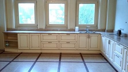 Угловая кухня классика Массив ольхи, мойка под окном1