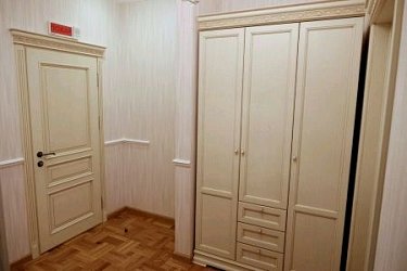 Шкаф трехдверный / дверь из массива ясеня1
