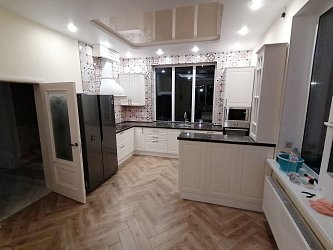 Угловая кухня с островом классика Лонгфорд Айвори пленка/МДФ РС2004041