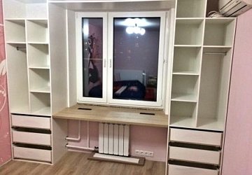 Детская комната со шкафами, стол вместо подоконника